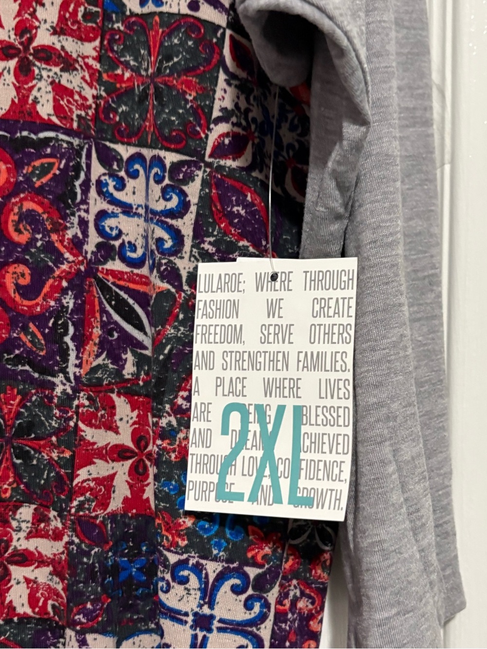 LuLaRoe NWT Gray Raglan with Multicolor Tile Print - Picture 4 of 4